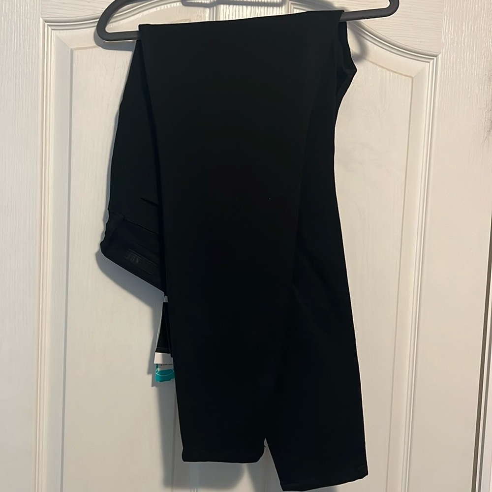 Black Dayna skinny jean size 16W. 94% cotton 6%spandex